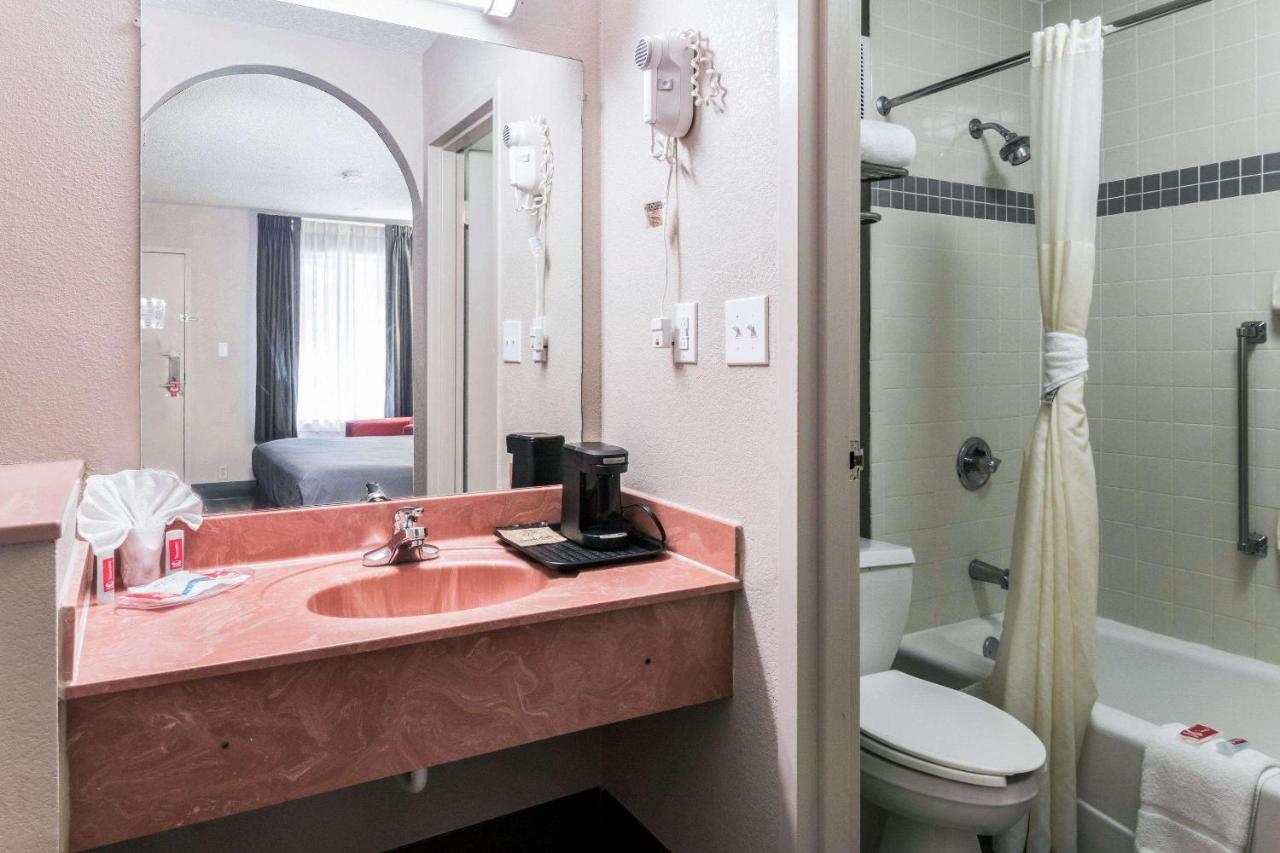 Econo Lodge Гейнсвил Екстериор снимка